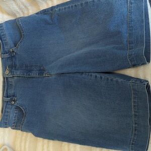 GLORIA VANDERBILT AMANDA DENIM WALKING SHORTS SIZE 8